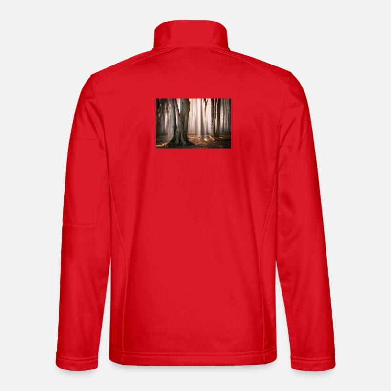Waldlicht: Sonnenstrahlen im Nebelwald - Unisex Softshelljacke - Rot
