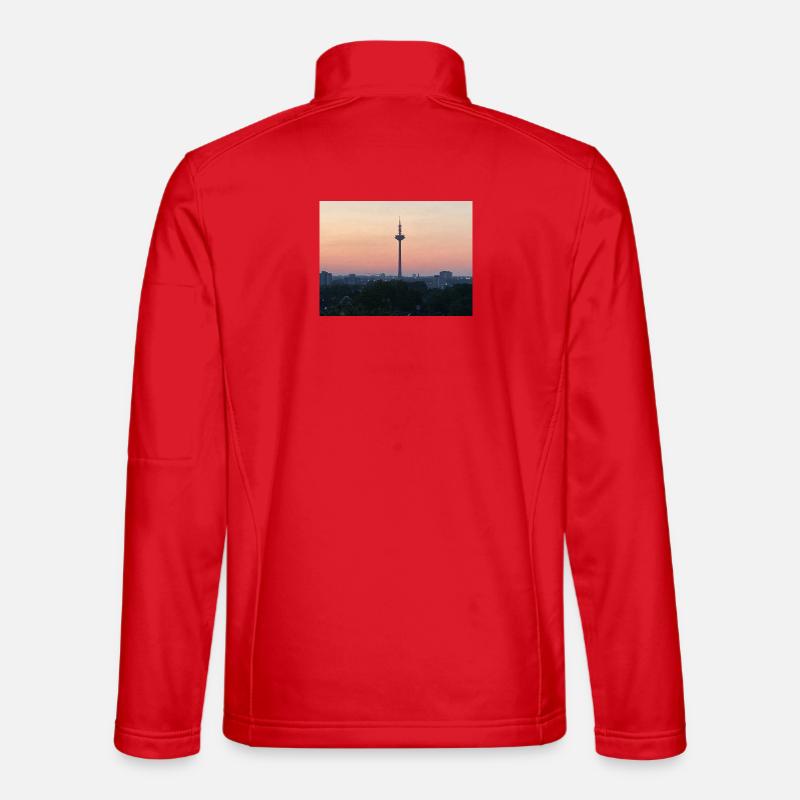 Dämmerungsskyline mit Turm-Silhouette - Unisex Softshelljacke - Rot