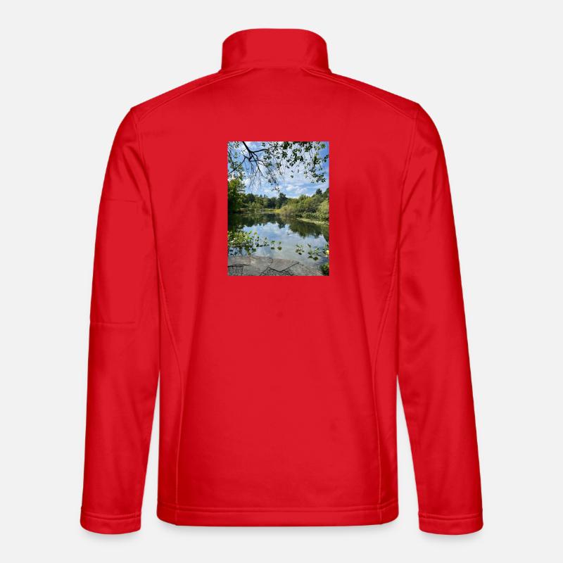 Spiegelsee im Waldrand - Unisex Softshelljacke - Rot