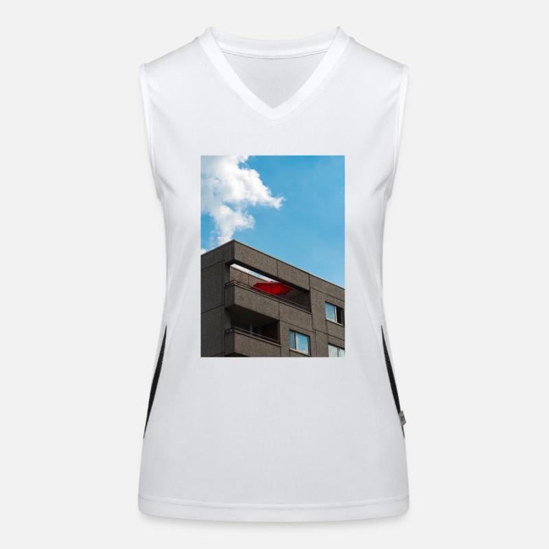 Der rote Sonnenschirm auf dem Balkon der Wohnung bl Funktionelles Kontrast-Tank Top für Frauen