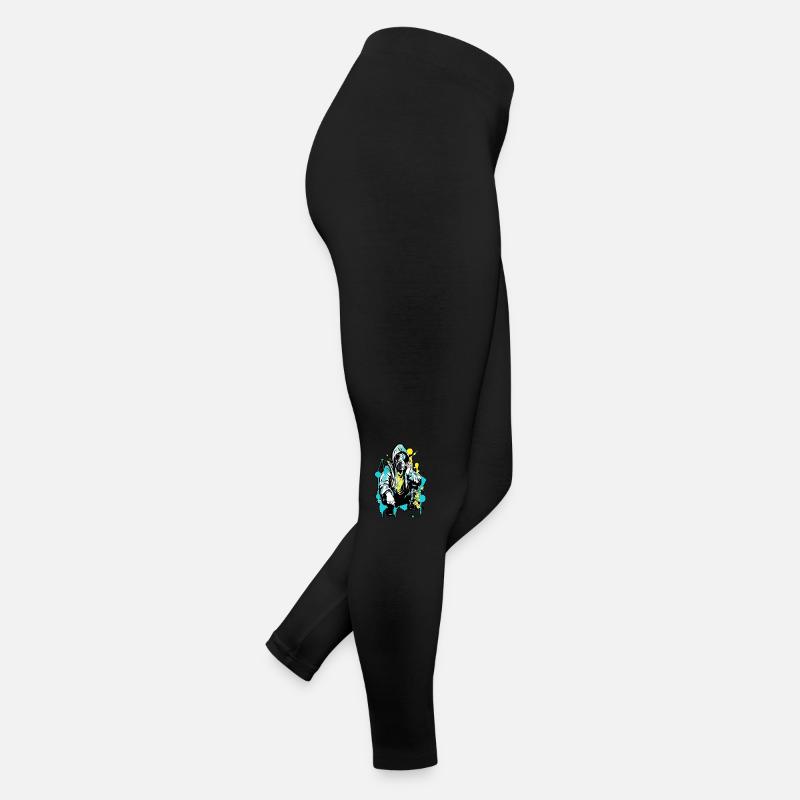 Kapuzenfrau trägt eine Gesichtsmaske mit einem gelben Frauen Jersey Leggings