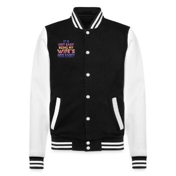 Es ist nicht einfach, das Armbonbon meiner Frau zu sein - College-Sweatjacke - Schwarz/Weiß - Vorne - Nik (191cm) & Marisol (170cm)