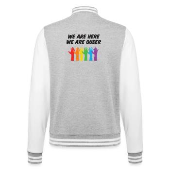 Mois de la fierté LGBT - Nous sommes ici, nous sommes queer - Veste Teddy - gris chiné / blanc - Dos - Marisol (170cm)