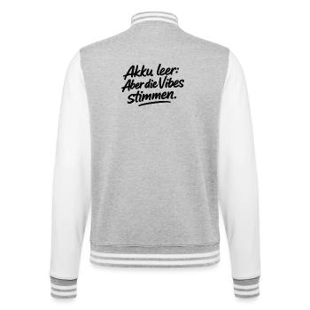 Akku leer: Aber die Vibes stimmen. - College-Sweatjacke - Grau meliert/Weiß - Hinten - Marisol (170cm)