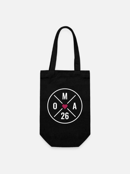 Oma 26 - Herz - Baby Ankündigung - Oma 2026 - Geschenkbeutel für Flaschen - Schwarz