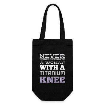 Never Underestimate A Woman With A Titanium Knee - Geschenkbeutel für Flaschen - Schwarz - Vorne
