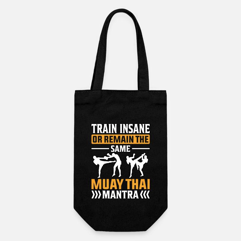 Trainieren Sie verrückt oder bleiben Sie das gleiche Muay Thai Mantra - Geschenkbeutel für Flaschen - Schwarz