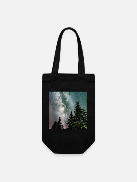 Milchstraße im dunklen Wald - Geschenkbeutel für Flaschen - Schwarz