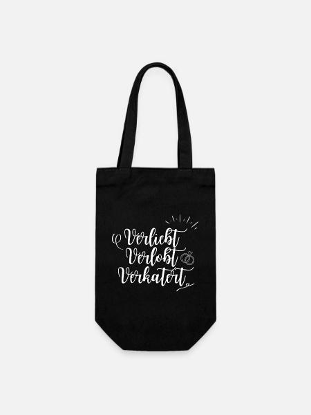 Verliebt. Verlobt. Verkatert. - Geschenkbeutel für Flaschen - Schwarz