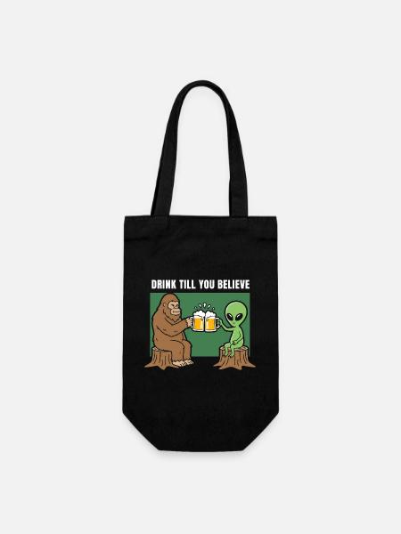 Prost mit Alien und Sasquatch - Geschenkbeutel für Flaschen - Schwarz