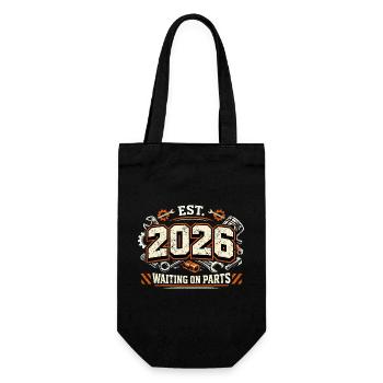 Waiting On Parts 2026 Mechaniker Spruch T-Shirt - Geschenkbeutel für Flaschen - Schwarz - Vorne