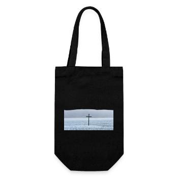 Großes schwarzes Kreuz auf einem Feld im Winter - Geschenkbeutel für Flaschen - Schwarz - Vorne