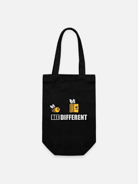 bee different Spruch Zitat - Geschenkbeutel für Flaschen - Schwarz