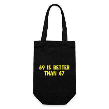 69 Is Better Than 67 - lustige Erwachsenen Sprüche - Geschenkbeutel für Flaschen - Schwarz - Vorne