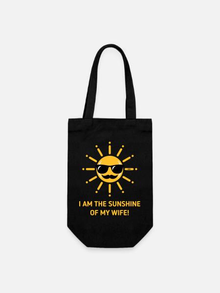 I Am The Sunshine Of My Wife! (Ehemann / 3C Gold) - Geschenkbeutel für Flaschen - Schwarz