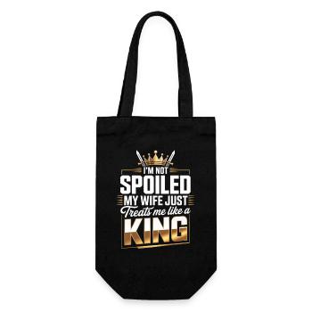 Nicht verwöhnt, meine Frau behandelt wie ein König - Geschenkbeutel für Flaschen - Schwarz - Vorne
