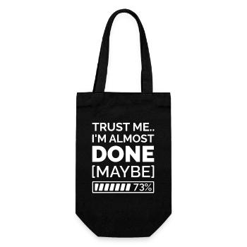 Trust Me.. I’m Almost Done [Maybe] - Geschenkbeutel für Flaschen - Schwarz - Vorne