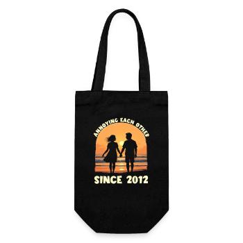 Wir nerven uns gegenseitig seit 2012 Jubiläum - Geschenkbeutel für Flaschen - Schwarz - Vorne