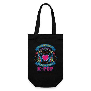 Ich brauche keine Therapie, ich muss einfach K-Pop hören - Geschenkbeutel für Flaschen - Schwarz - Vorne
