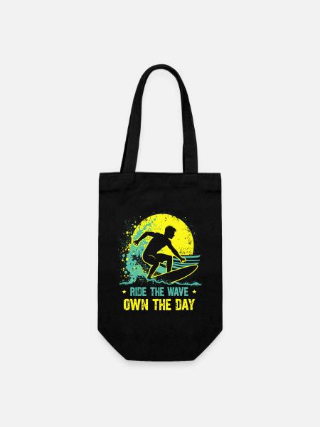 Surfer Ride the Wave – Own the Day Spruch - Geschenkbeutel für Flaschen - Schwarz