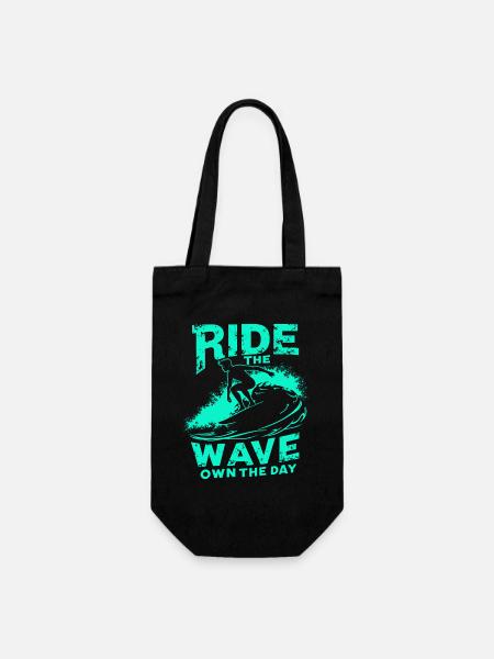 Surfer Ride the Wave – Own the Day Spruch - Geschenkbeutel für Flaschen - Schwarz