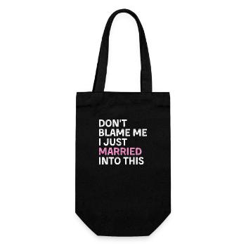 Don't Blame Me I Just Married Into This - Geschenkbeutel für Flaschen - Schwarz - Vorne