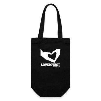 Loved First – 1 John 4:19 - Gift Bag for Bottles - black - Front