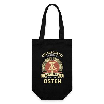 Unterschätze nie eine alte Frau aus dem Osten - Geschenkbeutel für Flaschen - Schwarz - Vorne