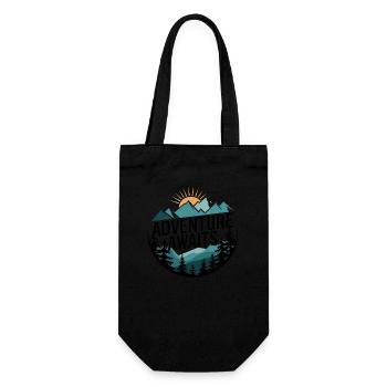 Adventure Awaits – Bergpanorama - Geschenkbeutel für Flaschen - Schwarz - Vorne
