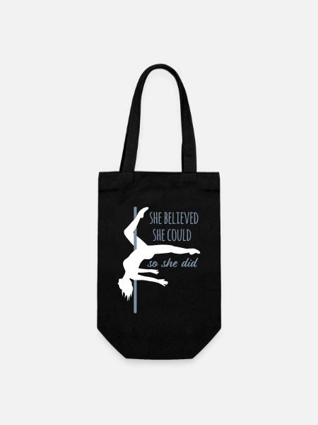 Poledance Trick Scorpio mit Zitat "She believed" - Geschenkbeutel für Flaschen - Schwarz