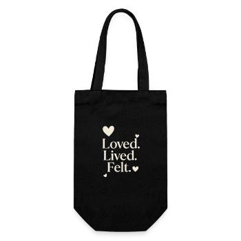 Geliebt. Gelebt. Filz. – Minimalistisches Liebeszitat-Design - Geschenkbeutel für Flaschen - Schwarz - Vorne
