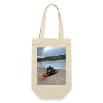 A shoe on the edge with a flower - Gift Bag for Bottles - nature - Front