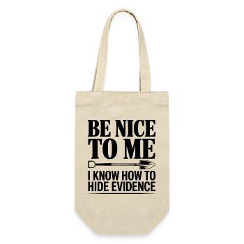 Sei nett zu mir. Ich weiß, wie man Beweise versteckt. - Geschenkbeutel für Flaschen - Natur - Vorne