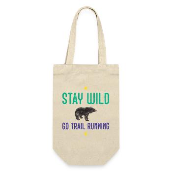 Bleib wild – Geh Trailrunning - Geschenkbeutel für Flaschen - Natur - Vorne