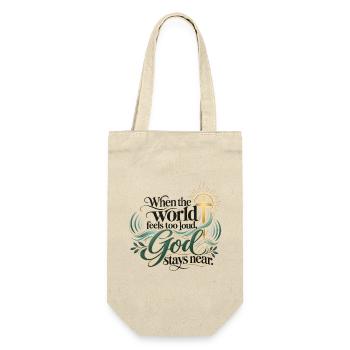 Wenn die Welt laut wird, Gott bleibt nah - Geschenkbeutel für Flaschen - Natur - Vorne