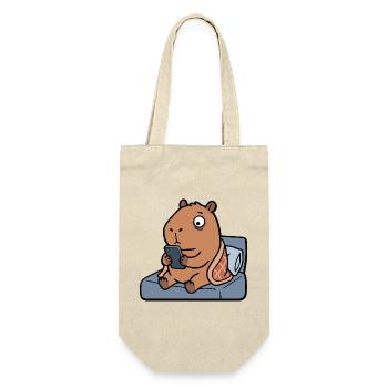 Müde, süße Capybara spielt vor dem Schlafengehen am Handy - Geschenkbeutel für Flaschen - Natur - Vorne