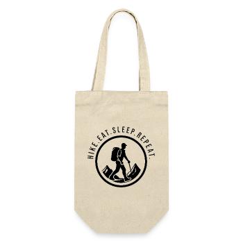 Hike.Eat.Sleep.Repeat. Bergwanderer Logo - Geschenkbeutel für Flaschen - Natur - Vorne