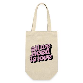 All We Need Is Love – Positive Typo Statement - Geschenkbeutel für Flaschen - Natur - Vorne
