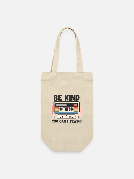 Sei FREUNDLICH, du kannst Vintage-Retro-Kassette nicht zurückspulen - Geschenkbeutel für Flaschen - Natur