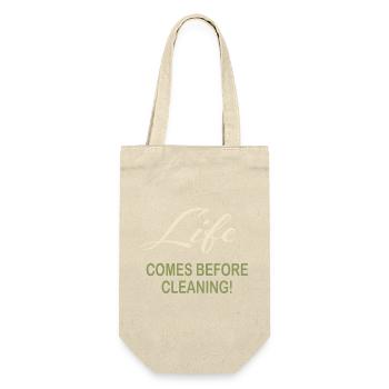 Life Comes Before Cleaning Typography Quote - Geschenkbeutel für Flaschen - Natur - Vorne