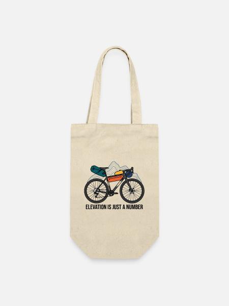 Die Höhe ist nur eine Zahl – Gravel Bikepacking Art - Geschenkbeutel für Flaschen - Natur