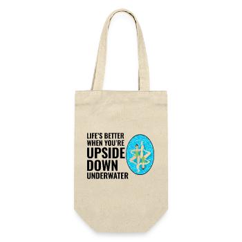 Das Leben ist besser, wenn man kopfüber unter Wasser schwimmt - Geschenkbeutel für Flaschen - Natur - Vorne