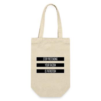 Stop Pretending Your Racism Is Patriotism Politik - Geschenkbeutel für Flaschen - Natur - Vorne