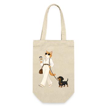 Stylische Katze mit Dackel beim Kaffeespaziergang - Geschenkbeutel für Flaschen - Natur - Vorne
