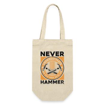Never Underestimate Old Man With His Hammer - Geschenkbeutel für Flaschen - Natur - Vorne