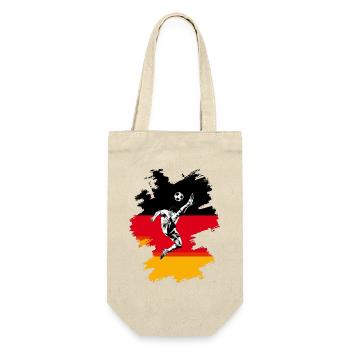 Dynamische Fußball-Action auf deutscher Flagge - Geschenkbeutel für Flaschen - Natur - Vorne