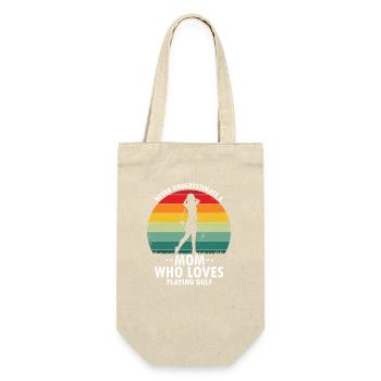 Never Underestimate A Mom Who Loves Golfing - Geschenkbeutel für Flaschen - Natur - Vorne