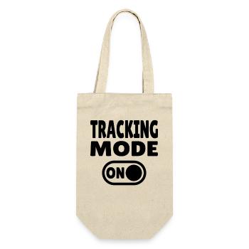 Tracking Mode ON – Outdoor Spurensuche - Gift Bag for Bottles - nature - Front