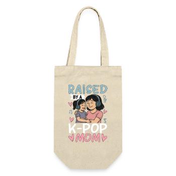 Raised By A K-Pop Mom - Geschenkbeutel für Flaschen - Natur - Vorne