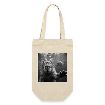 Capybara Selfie unter Wasser mit Hai - Geschenkbeutel für Flaschen - Natur - Vorne